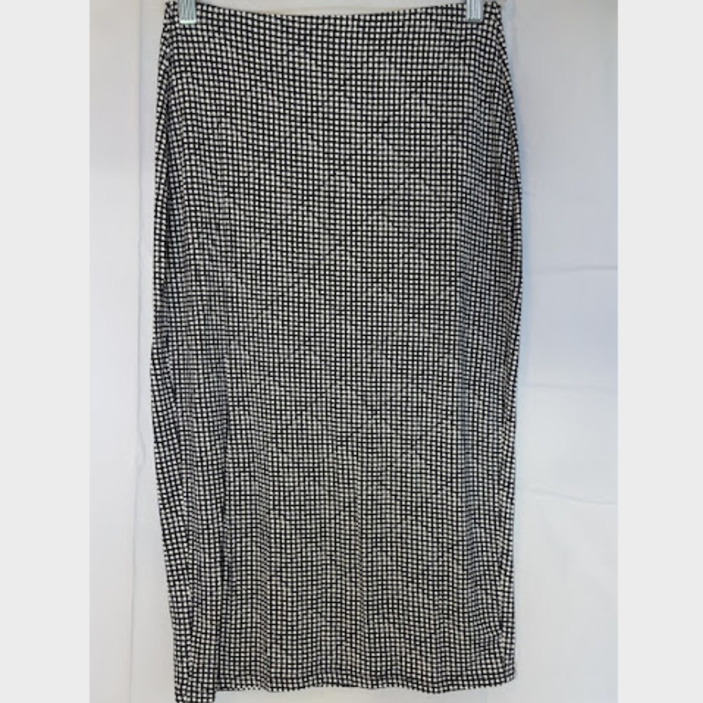 Pencil midi-skirt, black and white checks.